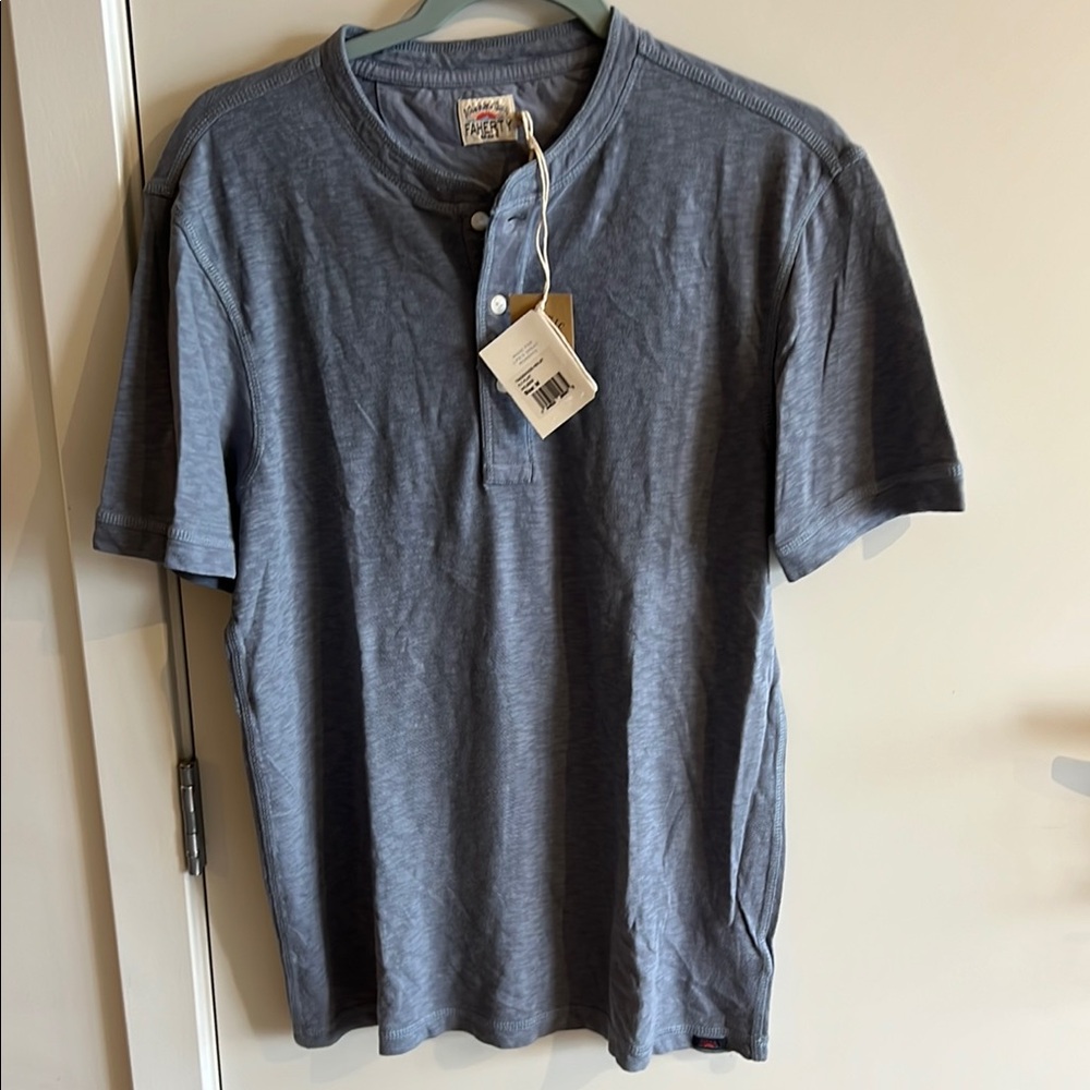 NEW w/ tags Men’s Faherty Brand Henley tee. Supper soft. 100% organic cotton - M